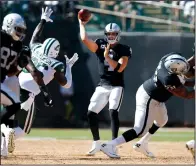  ?? NHAT V. MEYER/ TRIBUNE NEWS SERVICE ?? Raiders starting quarterbac­k Derek Carr (4) throws against the New York Jets on Sunday at the Oakland Coliseum.