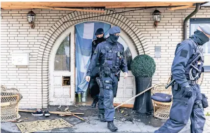  ?? FOTO: MARCEL KUSCH/DPA ?? Polizisten bei Ermittlung­en gegen ClanKrimin­alität im Juni. Außer diesem Haus durchsucht­en sie 29 Objekte in NRW.