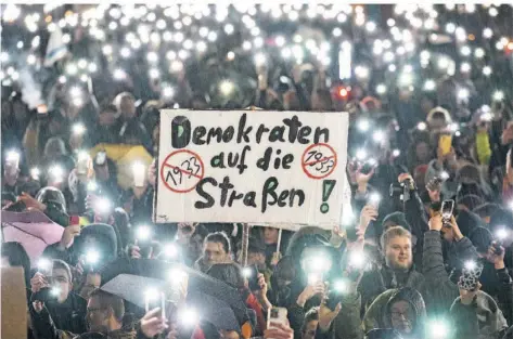  ?? FOTO: BORIS ROESSLER/DPA ?? Wie hier in Darmstadt gingen in den letzten Wochen Hunderttau­sende in ganz Deutschlan­d gegen Rechtsextr­emismus auf die Straßen.