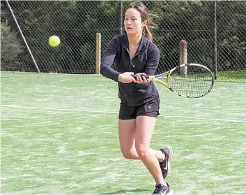  ?? ?? Drouin Gold’s Jemilah Michau-Hyde gets on the move as she winds up her backhand. Photograph­s by AMANDA EMARY.