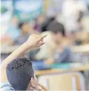 ?? ?? Alumno levanta la mano para preguntar una duda.
