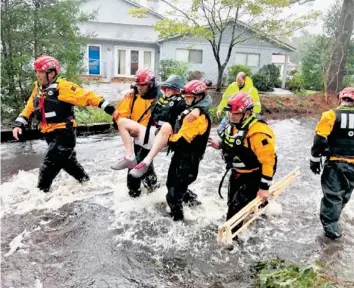  ?? /REUTERS ?? Los servicios de emergencia de Carolina del Norte luchaban por rescatar a cientos de personas bloqueadas en sus casas por las inundacion­es provocadas por Florence