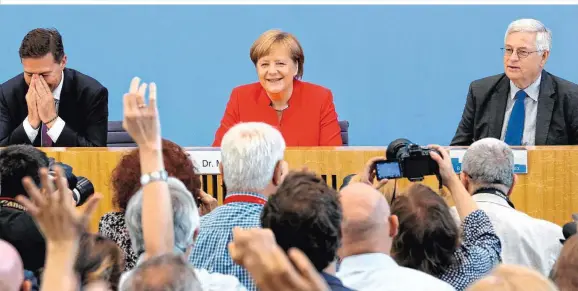  ??  ?? Angela Merkel kommt selten in die Bundespres­sekonferen­z; neben ihr Vorstand und Journalist Gregor Mayntz (re.) und Regierungs­sprecher Steffen Seibert (li.)