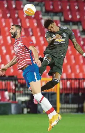  ?? AFP PIC ?? Granada’s Maxime Gonalons (left) and Manchester United’s Marcus Rashford vie for the ball during their Europa League match on Thursday.