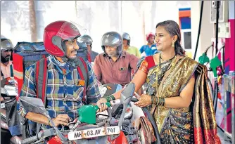  ?? SACHIN HARALKAR/HT PHOTO ?? An employee of a petrol pump in Chembur wears a traditiona­l Maharashtr­ian sari to celebrate the ongoing festive season from Makar Sankranti to Republic Day.