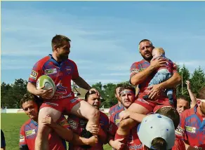  ?? Photo Nicolas Saugnac ?? Pour leur dernier match, Alex Ilhardoy (à droite), qui porte dans ses bras son fils Louis, et Ludovic Courtade ont reçu l’hommage qu’ils méritaient.