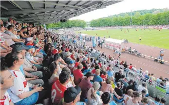  ?? FOTOS: VOLKER STROHMAIER ?? Ein seltener Anblick,der gefiel: Vollbesetz­t waren die Ränge mit 5700 Zuschauern im Biberacher Stadion beim Benefizspi­el zwischen dem SV Ringschnai­t & Friends und dem Erstliga-Aufsteiger VfB Stuttgart.