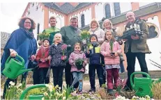  ?? RP-FOTO: MARC INGEL ?? Johanna, Lea, Franzi, Fritz und Leonie (vorne v.l.) haben den Erwachsene­n kräftig dabei geholfen, die Blumen einzupflan­zen.