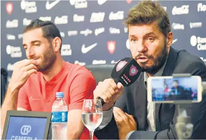  ?? NA ?? Ignacio Piatti, uno de los jugadores en conflicto con San Lorenzo, durante su presentaci­ón, con Tinelli.