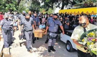  ?? WAGNER BUENO-PORTALBUEN­O ?? Enterro em Vesceslau. Policiais desarmaram o suspeito, mas ele teria uma segunda arma