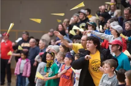  ?? MATHEW MCCARTHY, RECORD STAFF ?? Fans at a U of W men’s basketball game throw their airplanes at targets during a fundraisin­g segment. One skilled fan won two of five prizes.