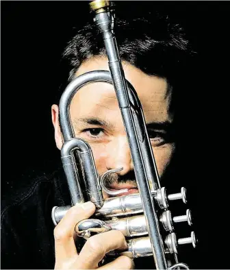  ?? Trumpetist­a Arve Henriksen zahraje s elektronik­em Fenneszem. FOTO SPECTACULA­RE ?? Jazzový experiment.