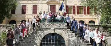  ??  ?? Le drapeau de l’associatio­n flottait au-dessus de la troupe des membres de l’UNC Section Sospel pour cette photo souvenir au pied du Musée de l’Uniforme de la Légion étrangère.