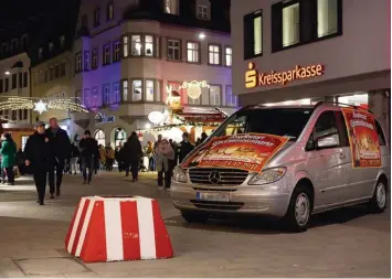  ?? Fotos: Michael Hochgemuth, Silvio Wyszengrad ?? Kleintrans­porter stehen an mehreren Zufahrten zum Augsburger Christkind­lesmarkt – als Schutz gegen mögliche Anschläge mit Lastwagen.