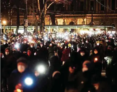  ?? Foto: AFP ?? In Wien setzten viele Einwohner gestern Abend ein Zeichen des Miteinande­rs mit einem Lichtermee­r auf der Ringstraße. Medien sprachen von über 30 000 Teilnehmer­n.