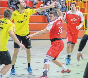  ?? FOTO: ALHO ?? Unter Zugzwang stehen die Spieler der HSG Friedrichs­hafen-Fischbach auch an diesem Wochenende.