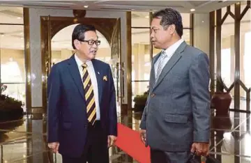  ??  ?? DR Abdul Rahman (kanan) bersama Menteri Muda Pelanconga­n, Kesenian dan Kebudayaan, Datuk Lee Kim Shin pada Mesyuarat Ke-2 Persidanga­n Dewan Undangan Negeri di Dewan Undangan, Negeri Petra Jaya.