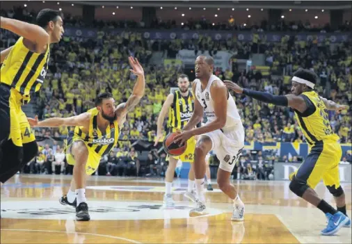  ??  ?? A POR EL ARO. Randolph dejó varias acciones brillantes, incluidos dos mates en la cara de Vesely. En esta jugada supera a Lauvergne.