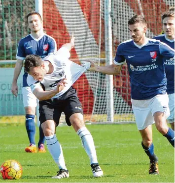  ?? Foto: Jung, TSV Rain ?? Marcel Posselt (weißes Trikot) kam mit dem TSV Rain in Heimstette­n zu einem torlosen Unentschie­den – ein Ergebnis, das keiner der beiden Mannschaft­en so recht weiterhilf­t.