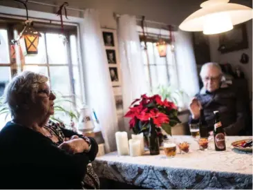  ?? FOTO: TIM KILDEBORG JENSEN. ?? Anne Lise Larsen og manden Christian er meget berørte over dobbeltdra­bet på Bogaarden. De kendte offeret Hannelore Bess godt.