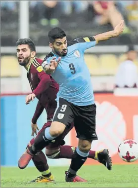  ?? FOTO: EFE ?? Luis Suárez fue titular con Uruguay El azulgrana pugna con Rubert Quijada