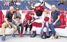 Hand In Hand Mit Den Stars Des Fc Red Bull Salzburg Pressreader