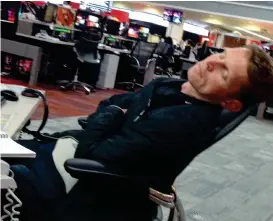  ??  ?? Slow news night? A staff member reclines nes in the newsroom