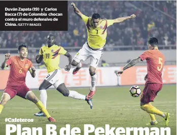  ?? /GETTY IMAGES ?? Duván Zapata (19) y Carlos Bacca (7) de Colombia chocan contra el muro defensivo de China.