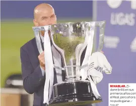  ?? / Foto: AP ?? NI HABLAR. Zidane brilló en sus primeros años con el Real, pero ahora no pudo ganar.