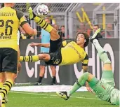  ?? FOTO: AP ?? Akrobatik im Fünfmeterr­aum: Axel Witsel bei seinem Tor zum 3:1 für den BVB.