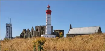  ??  ?? La base du phare de Saint-Mathieu héberge un espace d’exposition­s. En haut des 163 marches, à 58 m au-dessus de la mer, on peut tenter d’apercevoir Ouessant.