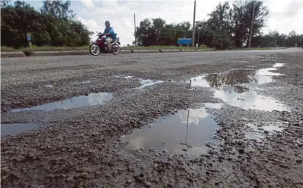  ?? SAWAL PIC BY MUHD ASYRAF ?? The damage to Jalan Pelabuhan in Kuantan caused by lorries transporti­ng bauxite.