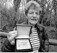  ??  ?? Liliane Hottot, présidente du club de marche de Limay, a reçu la médaille d’argent de la Fédération française de randonnée pédestre.