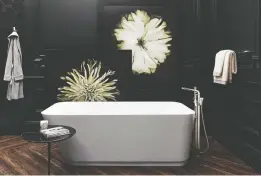  ??  ?? The DXV Modulus bathtub and tub filler have a sculptural quality.