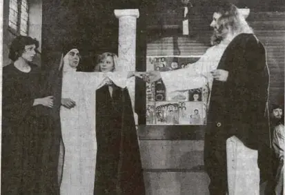  ?? Foto: Wort-Archiv ?? Mitglieder des „Rido Gasperech“führen in der Pfarrkirch­e von Gasperich ein Passionssp­iel auf. Bild aus dem Jahr 1979.