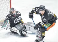  ?? FOTO: FELIX KÄSTLE ?? Nach dem Rückschlag am Freitag gegen Bad Tölz zeigten sich die Ravensburg Towerstars (li. Olafr Schmidt, re. Yannick Drews) in Weißwasser deutlich verbessert.