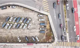  ?? Santiago Mejia / The Chronicle ?? The Upper Yard, a cityowned parking lot at the corner of San Jose and Geneva avenues, is the site that San Francisco hopes to open by winter to homeless people living in their vehicles.