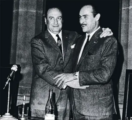  ?? CARLOS PÉREZ DE ROZAS ?? Narcís de Carreras y Enric Llaudet en el momento del relevo presidenci­al de enero de 1968