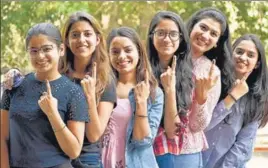  ?? SAMEER SEHGAL/HT ?? ■ First-time voters showing their inked fingers at a polling station in Amritsar on Sunday.