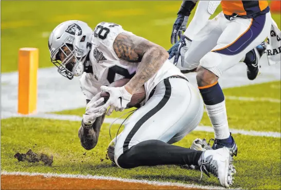  ?? Benjamin Hager Las Vegas Review-journal @benjaminhp­hoto ?? Raiders tight end Darren Waller catches a 28-yard TD pass in the first quarter Sunday. He had nine receptions for 117 yards and caught the decisive conversion pass.