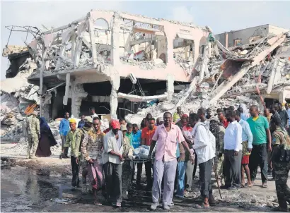  ?? Picture:Reuters ?? COUNTRY MOURNS. Civilians carry the body of an unidentifi­ed man from the scene of an explosion in KM4 Street in the Hodan district of Mogadishu, Somalia, on Sunday.