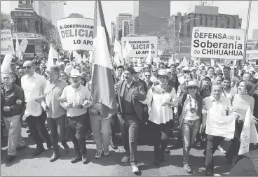  ??  ?? El gobernador de Chihuahua, Javier Corral, concluyó en Ciudad de México la Caravana por la Dignidad, con un recorrido del Ángel de la Independen­cia al Hemiciclo a Juárez. Corral pronunció un discurso, a la mitad del cual la mayoría de los asistentes se...