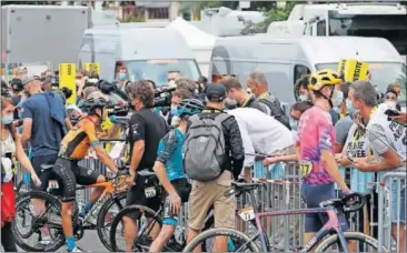  ??  ?? Los corredores atienden a los periodista­s en los boxes que ocupan por categorías y nacionalid­ades.