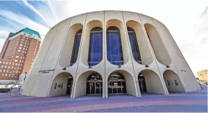  ??  ?? el Centro de Convencion­es y Artes Escénicas de El Paso se convirtió en un hospital temporal