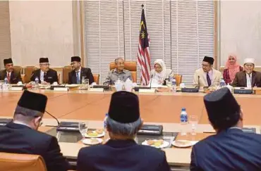  ?? BERNAMA PIC ?? Prime Minister Tun Dr Mahathir Mohamad at a meeting with ulama and Muslim intellectu­als in Putrajaya yesterday.