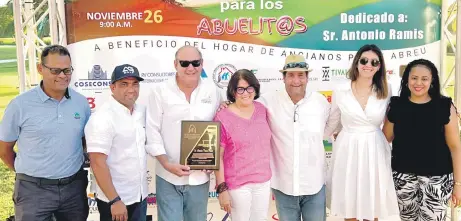  ?? ?? Antonio Ramis recibe la placa de dedicatori­a del Torneo Alberto González. Desde la izquierda, Tomás Mercedes, Alberto González, Ramis, Madelina Gómez de Ramis, Quino Montero, María Luisa Ramis y Angelina Taveras.