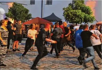  ??  ?? Als die Ulmer Band Van Holzen ihre Mischung aus Rock und Metal präsentier­te, fanden sich die ersten Besucher für einen „Stomp“oder „Pogo“ein. Obwohl es aggressiv aussieht, geht es dabei meist friedlich zu.