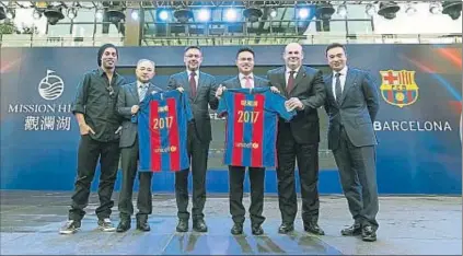  ?? FCB ?? Ronaldinho, Bartomeu y Óscar Grau, junto al director de deportes de Hainan y los responsabl­es de Mission Hills