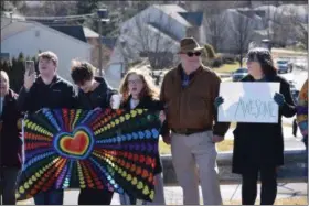  ?? MARIAN DENNIS — MEDIANEWS GROUP ?? Exeter Community Library’s Drag Queen Story Hour brought out both opposition and support Saturday. Supporters of the program stood along the driveway holding signs and cheering as attendees walked inside the library.