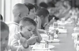  ?? Houston Chronicle file ?? First-graders enjoy a meal at Port of Houston Elementary School in 2013.